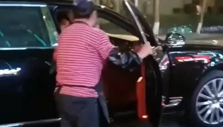 影/在家太無聊！飯店女工搭千萬賓利上下班　坦承「一天不洗碗渾身難受」