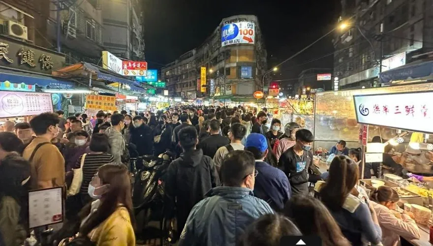 全台灣人都在這？樂華夜市「擠爆畫面曝光」　連在地人都被嚇傻