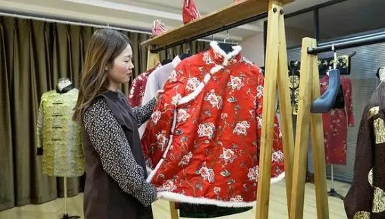 95後女子做「壽衣模特」遭網批「陰氣重」　她沉寂兩年後勇敢重回幕前