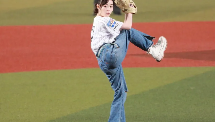 影/150公里的架勢！21歲女優高抬腿　開球豪邁動作滿分...