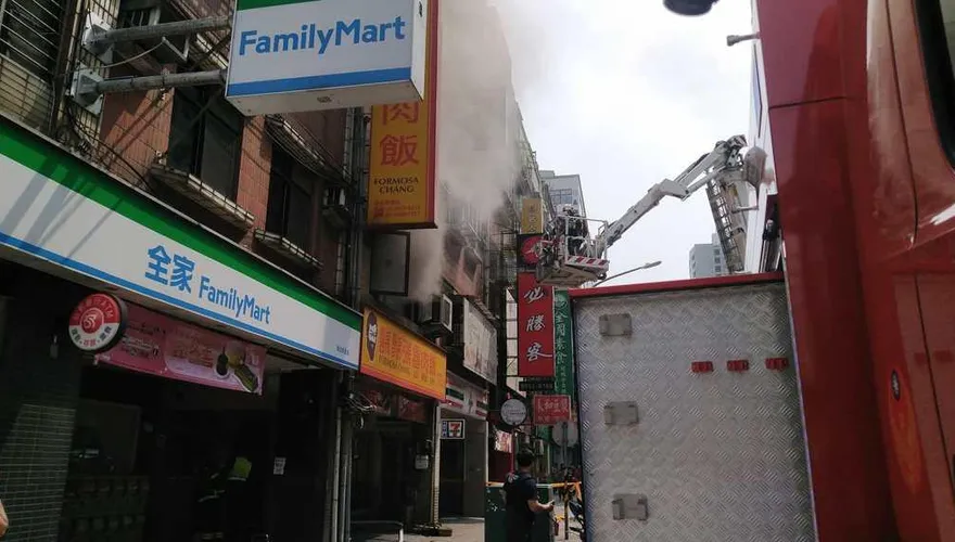 快訊/新北新店驚傳「鬍鬚張」失火　疑似排油煙管惹禍