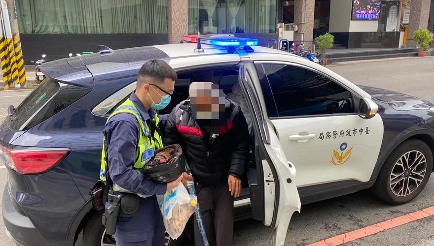 影/天天都過清明節！警驚見住超商老夫妻「祖先牌位」隨身　背後滿是洋蔥