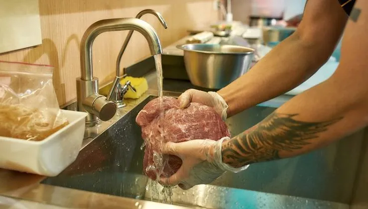 生肉別用自來水沖洗！毒物權威授「1招」減少汙染和沙及門氏菌病菌
