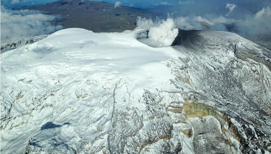影/哥倫比亞魯伊斯火山日震千次恐噴發　當局緊急疏散居民