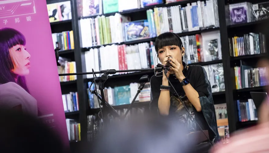 原子邦妮完成在書店「開趴」夢想！演出多首歌曲「震」倒店內CD…再驚喜加碼好消息