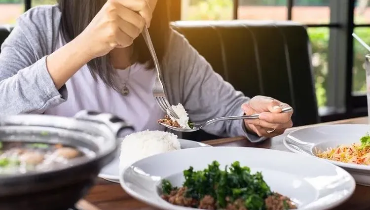 吃飽就想睡！3類食物害腦部缺氧造成「食物性昏迷」專家：蛋白質吃太多也中