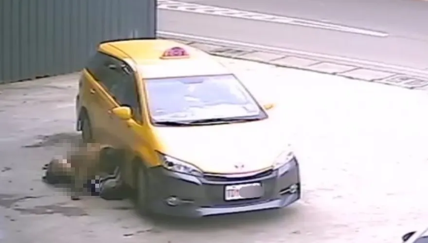 以車當牆…路邊嘿咻！車廠老闆直擊「情侶門口這樣搞」　他好奇：連假房難訂？