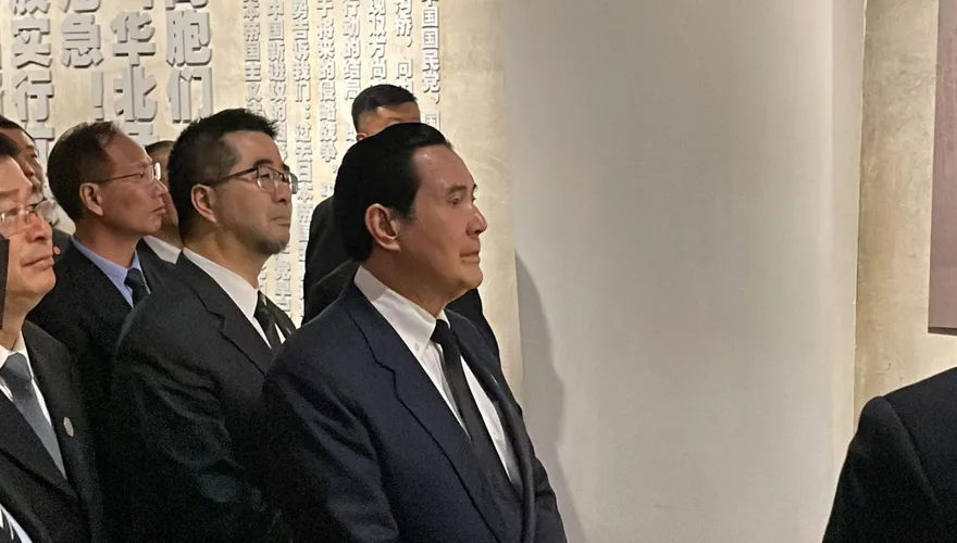 影/馬英九訪陸兩岸破冰　訪四行倉庫拍手佩服楊惠敏　馬喜收「神秘大禮」