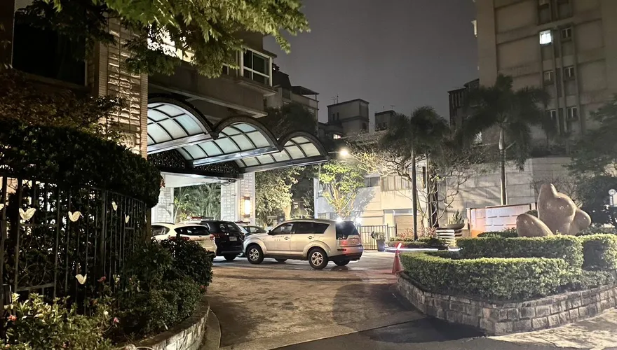 快訊/死因曝光！9旬婦穿紅衣口鼻封膠帶吐綠色液體亡　政治學者兒子對死因無意見