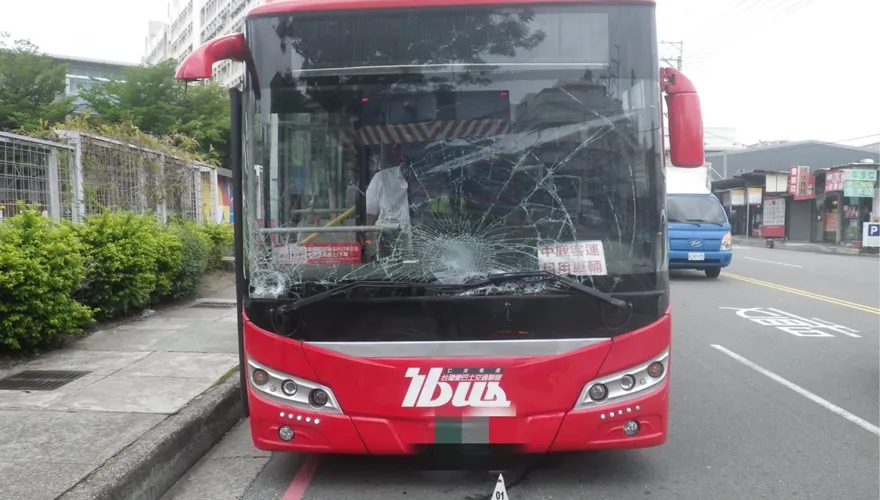 快訊/斜坡停車忘拉手煞車！客運司機慘被自己的車夾死
