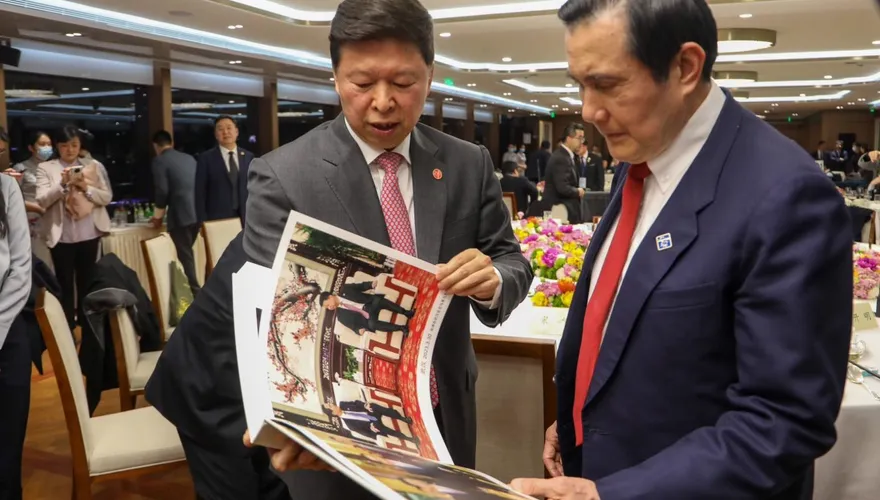 影/馬英九訪陸兩岸破冰 登「申城之光」遊艇 宋濤陪同觀賞黃浦江煙火燈光秀