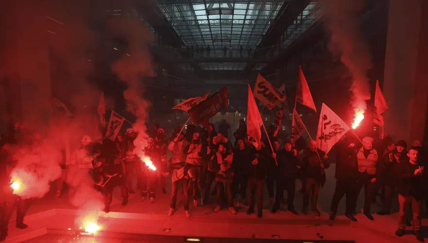 反年改示威加速延燒！法民眾佔「貝萊德巴黎總部」...馬克宏最愛小酒館也遭縱火