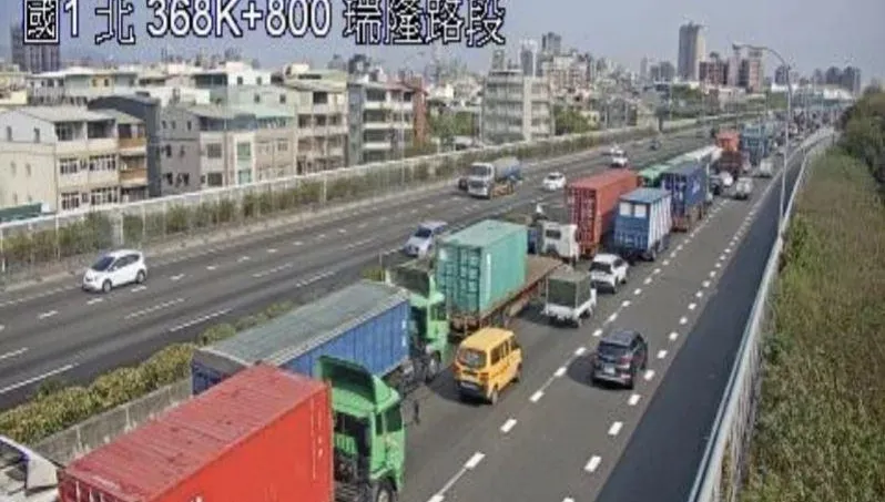 快訊/國1高雄路段傳車禍！貨櫃車失控翻車　「回堵5km」上班時間塞爆