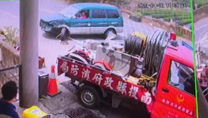 影/南投婦開車恍神衝消防隊！小隊長上車3秒就被撞　幸無人傷