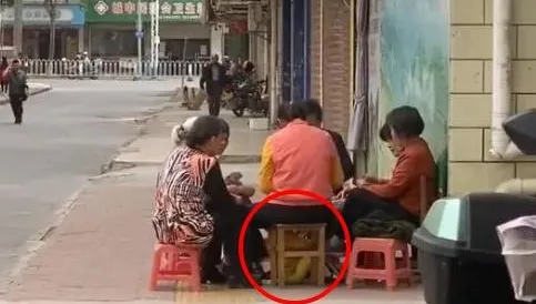 嫌麻煩？廣東大媽聚街邊打牌　竟將小孩直接「塞在凳子裡」