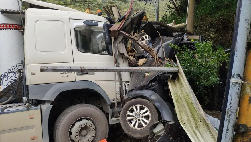 快訊/煞不住！南迴砂石車衝山壁、小車夾成「鐵泥」