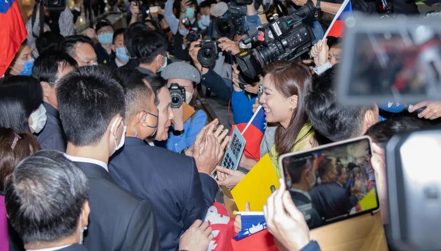 馬英九回來了！她獻出人生首次接機　高舉「馬總統辛苦了」展開超意外結局