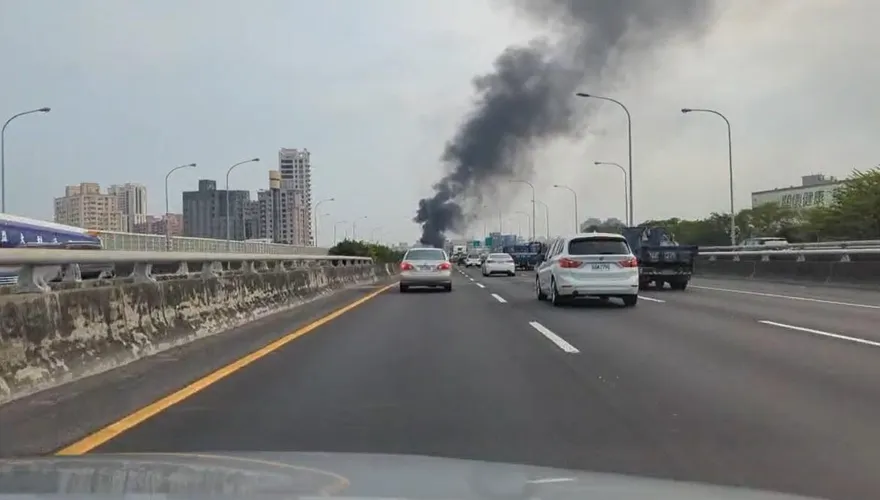 快訊/國1北上爆火燒車！貨車遭火球吞噬　濃煙上竄畫面曝