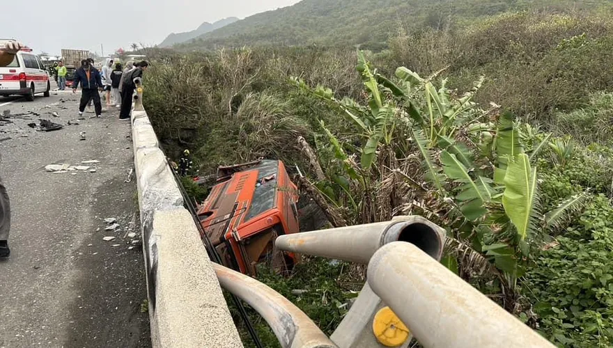 快訊/花蓮客運對撞小客車　豐濱台11線驚悚車禍…乘客拋飛橋下釀4傷