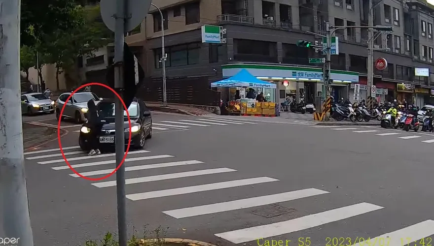 影/三寶不長眼，馬路如虎口！明知有人油門仍催落…她過個馬路挨撞「骨盆重摔著地」