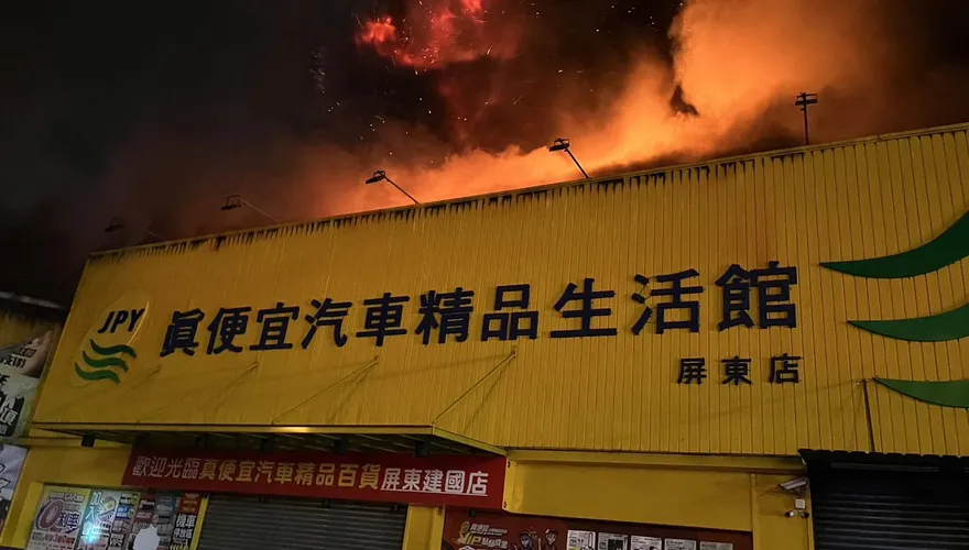影/6間鐵皮屋連棟燒！汽車百貨「爆炸聲四起」…消防隊費時5hrs才搞定