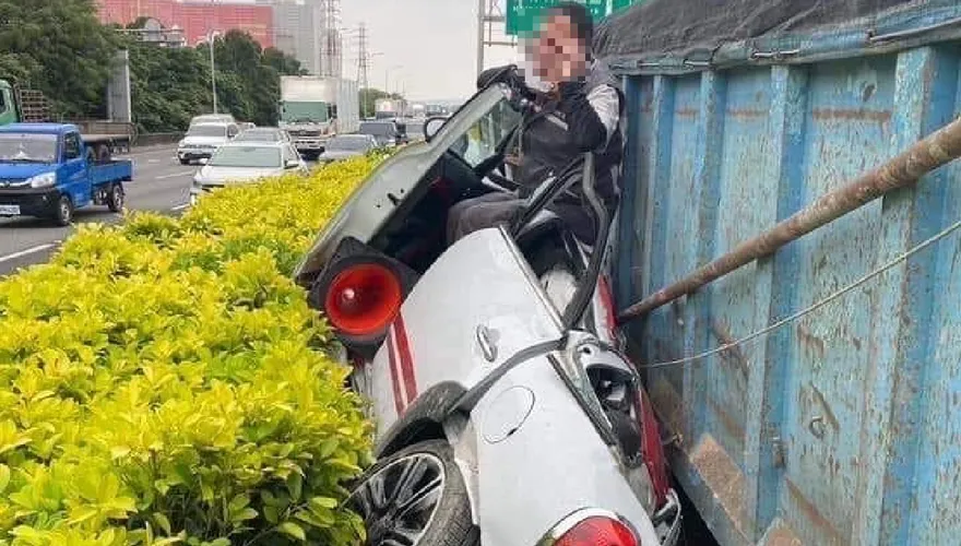 影/天公庇佑！國1奪命車禍撞擊瞬間曝光　駕駛竟奇蹟撿回一命