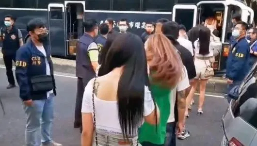 影/辣妹排隊上車！高雄檢警突襲「大帝國舞廳」　一票人帶走驗尿