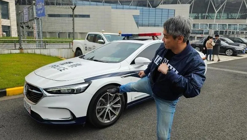 隨馬英九訪陸作勢「腳踹警車」喊「反攻大陸」　政大教授刪文反省「屁孩行為」