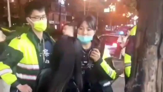 影/又是斷片！醉女酒瓶砸保時捷嗆警「你牛逼？」　女阿sir爆氣拽人