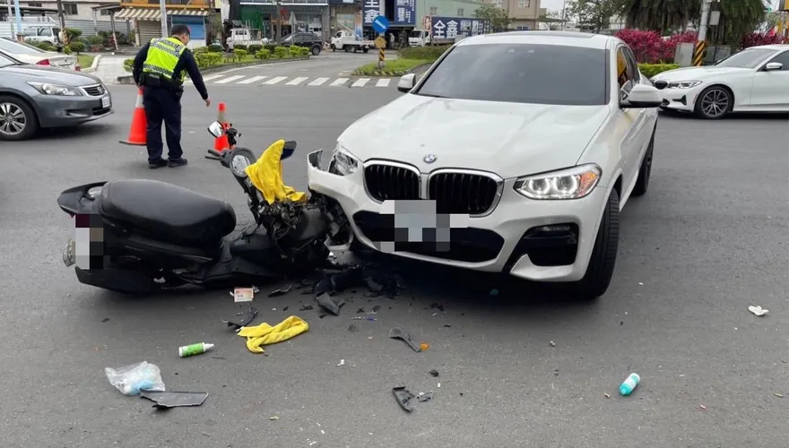 影/死亡一瞬！雙載機車撞BMW、人空中翻一圈　兄死妹重傷