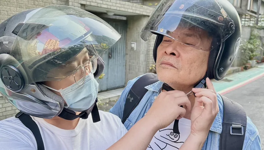 捕獲野生澎恰恰！東區路邊等人「眼神超有戲」…私下真實狀態曝光