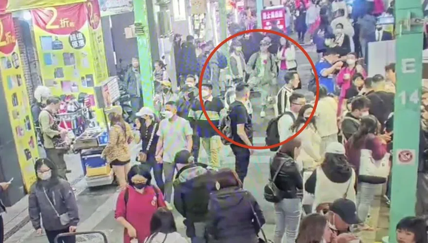 嗆警「來弄啊」！警西門町取締攤販開單　醉男鬧場踹倒警車遭逮