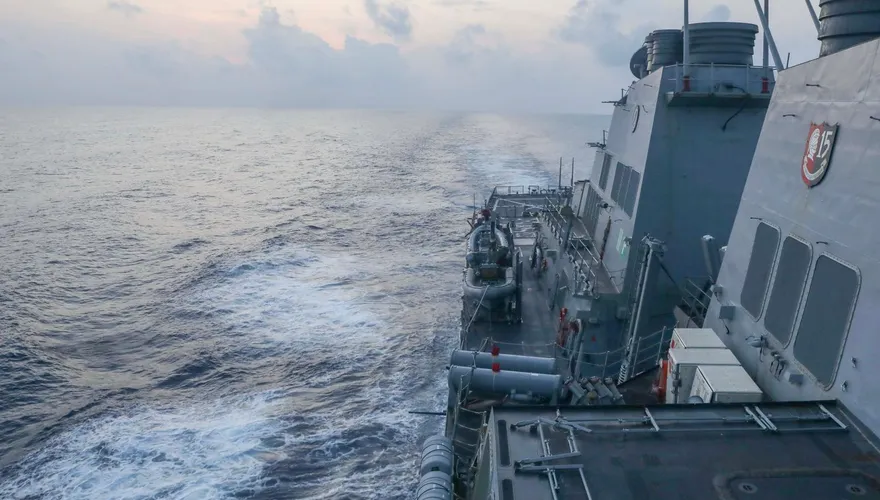 美驅逐艦航經南沙島礁海域　南部戰區回應了！稱全程跟監警戒