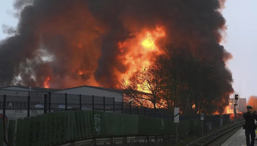 影/德國漢堡倉庫大火冒出大量含化學物質濃煙　當局緊急疏散140人
