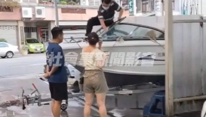 自助洗車場果真「無所不洗」！霸氣阿伯直接拖船來洗