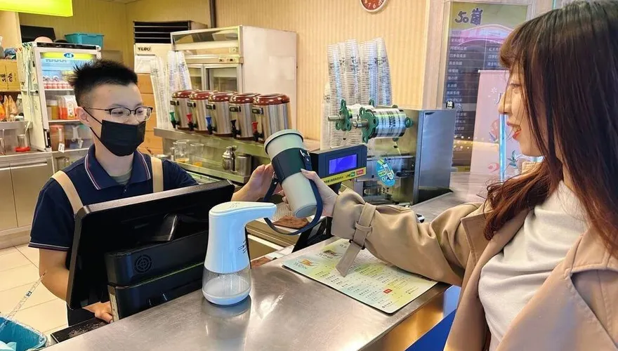飲料妹叫客人「小姐」遭嗆「我有名有姓」　超慘還被客訴