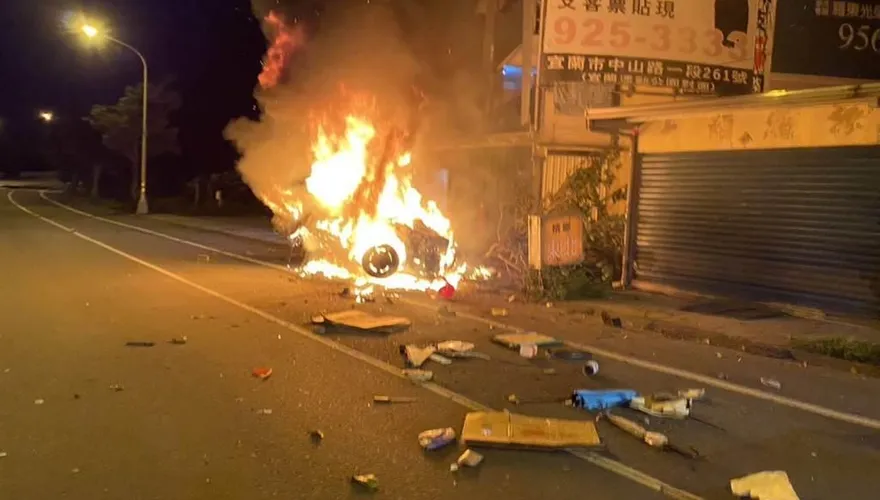 宜蘭自小客自撞路樹瞬成火球！　他死裡逃生手腳3度灼傷送醫