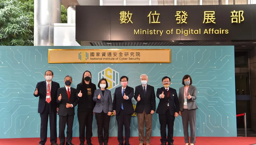 唐鳳踹共！徐巧芯踢爆資安院欠薪「北市勞動局認違反勞基法」