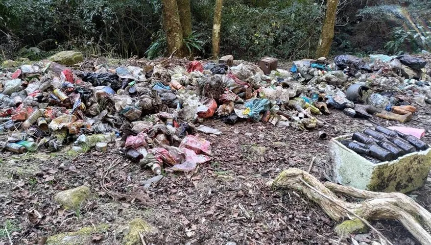 「台版富士山」淪垃圾山！成片廢棄物蓋地甩鍋登山客　網揭這疑點