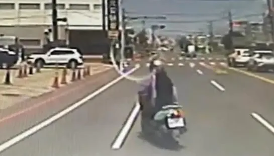 影/台南「螃蟹切大嬸」囂張橫行！救護車慘遭逼車被迫逆向　鳴笛按喇叭全不理
