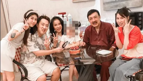 影/余苑綺首個冥誕！李亞萍塔位前哽咽唱生日快樂歌　淚崩：永遠愛妳