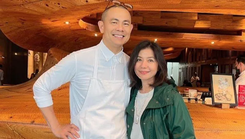 63歲鍾楚紅超凍齡！名廚江振誠曬同框合照　嗨喊：我的擋泥板女神