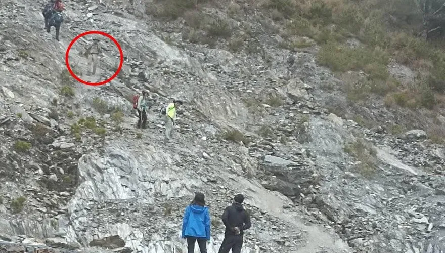 爬山拍到灰白男「頭戴二戰軍盔」！友驚：現場沒這人　放大一看起雞皮疙瘩