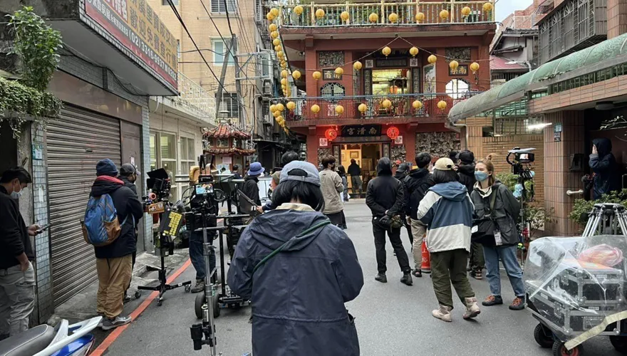 冥冥之中早有安排！《模仿犯》劇組進永和南清宮拍攝　擲筊問神明秒答應