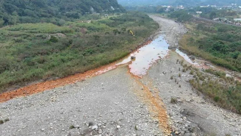 黑心廠商偷倒強酸廢液釀汙染！「河床滿江紅」波及3縣　疑有官員包庇