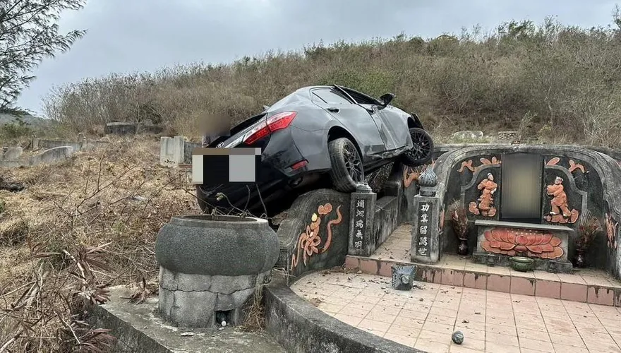 影/真的卡到人家祖墳！恆春男過彎失控　車竟開進公墓整台慘側翻
