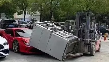 賀成交還是直接跑路？他開推高機搬鐵櫃　掉落狠砸1500萬法拉利