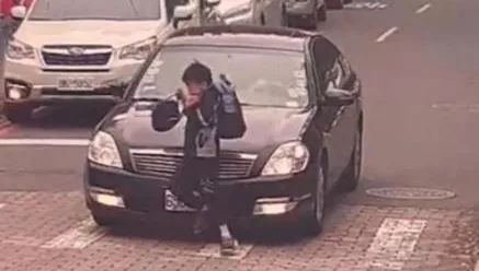 影/眼瞎的「行人地獄」！走斑馬線差點被闖紅燈的黑車收掉　幸好學童做了「這動作」