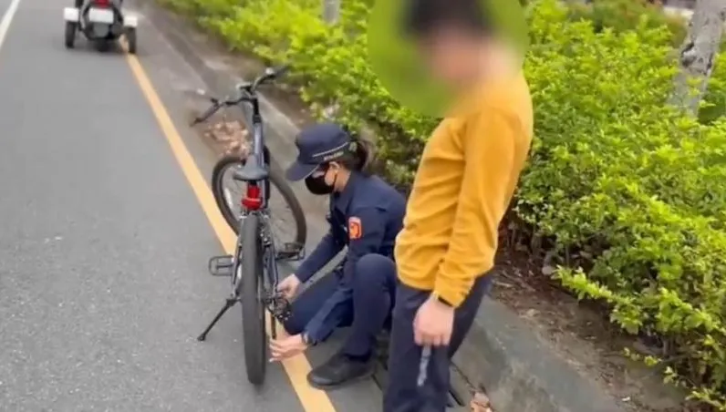 人美心善！「警界徐懷鈺」不怕弄髒手、助男童修好「落鏈鐵馬」