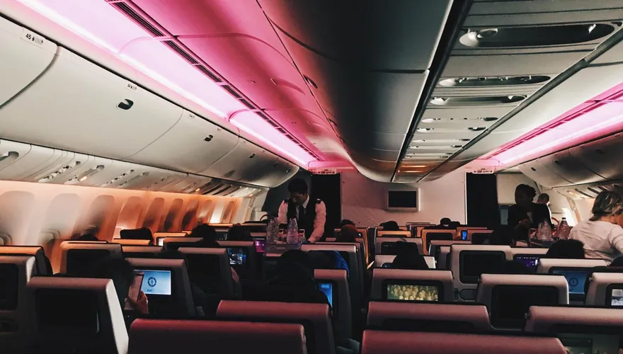 搭飛機不要穿！航空專家曝6大NG穿搭　瑜珈褲恐致命